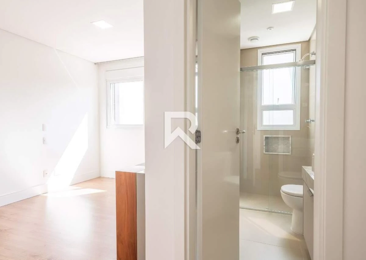 255 m² apartment with a bathtub and a walk-in closet — photo 25