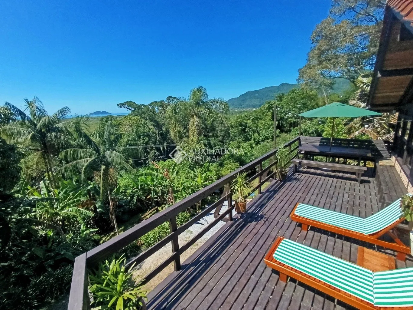 Furnished house with a balcony, 6 bedrooms and 3 baths — photo 47