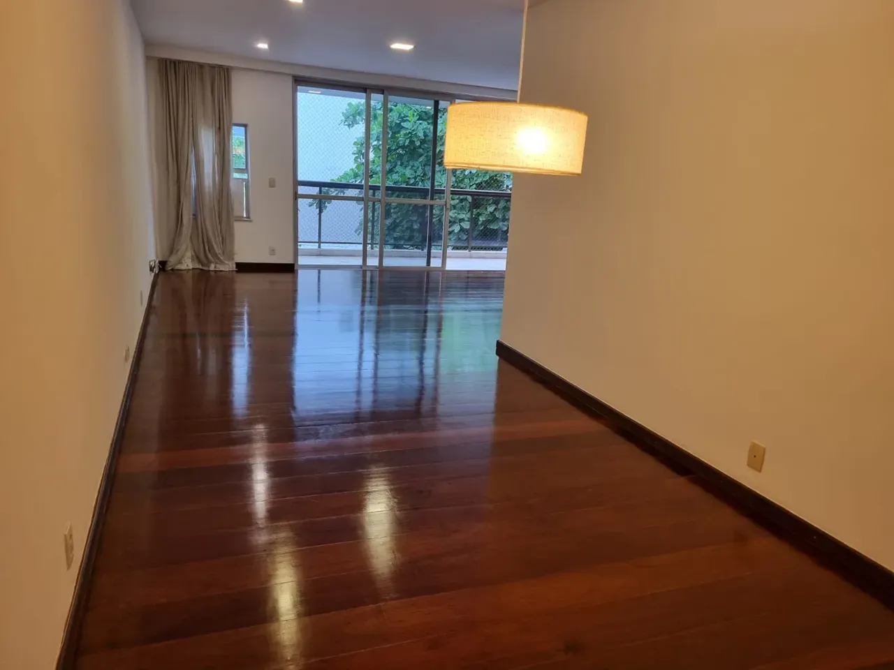 Walk-in closet in a 4-bedroom apartment, 185 m² — photo 18