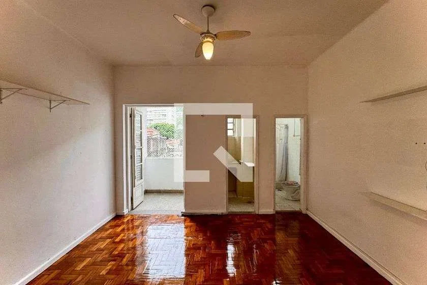 Wood or laminate floors in a one-bedroom apartment, 45 m² — photo 3