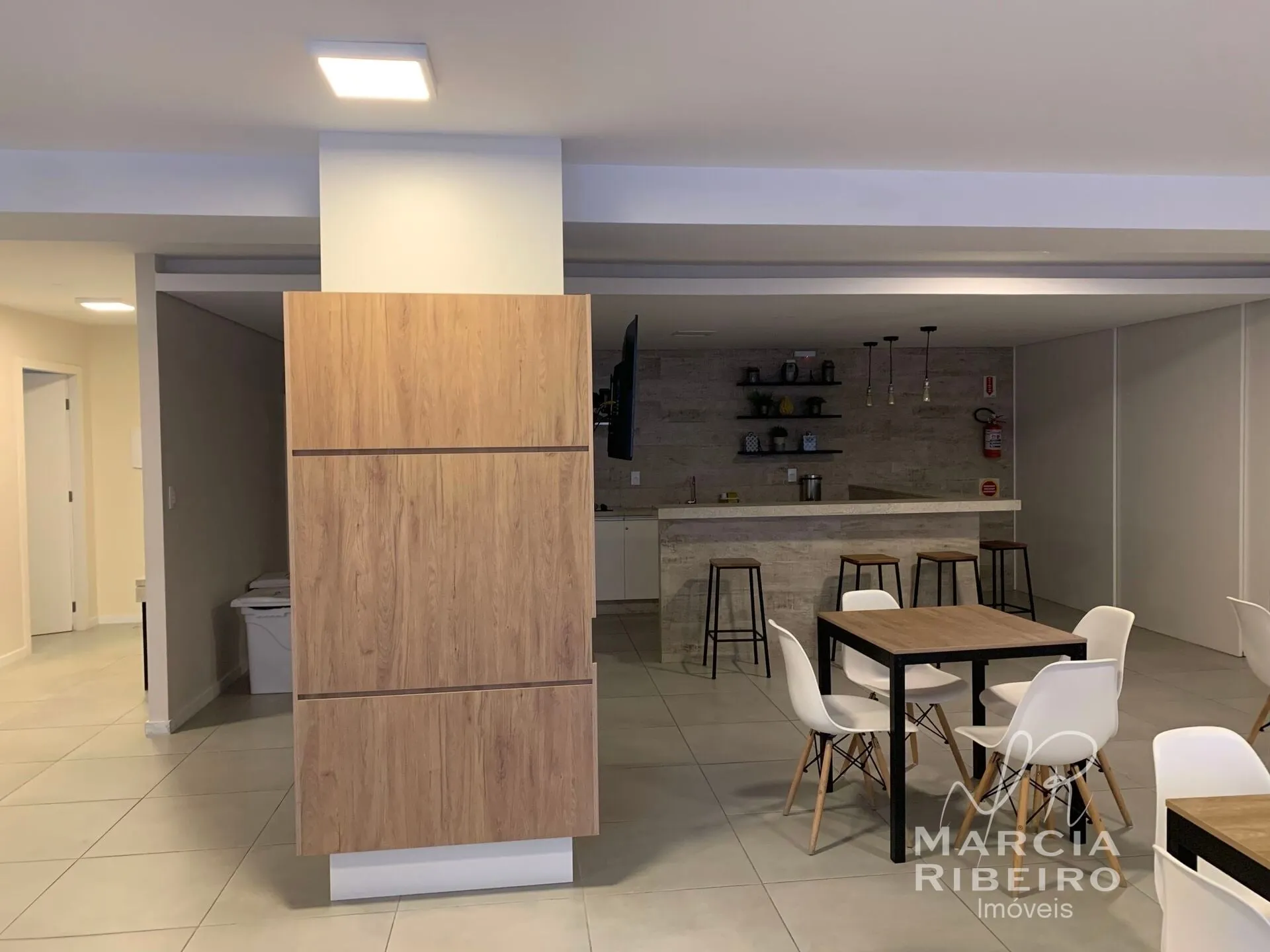 Departamento con piso de madera o laminado en Florianópolis — photo 21