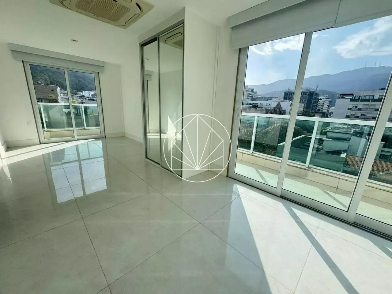 Apartment, 660 m², with a mountain view — photo 2