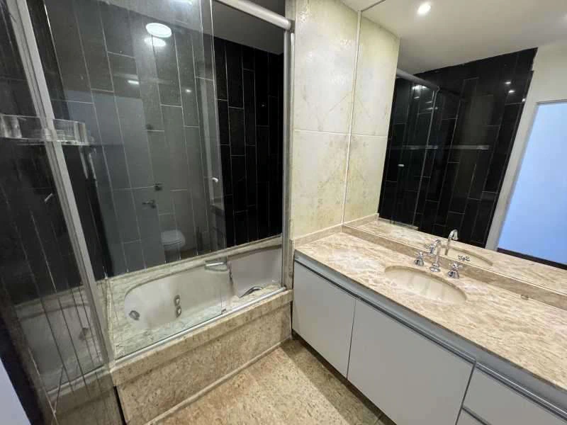 250 m² apartment with 4 bedrooms, 5 bathrooms and 3 parking — photo 27