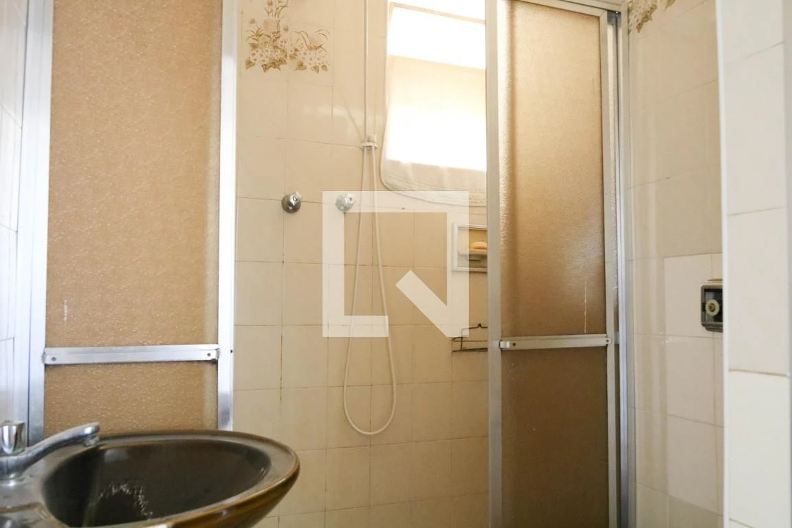 Apartamento com 2 quartos e cozinha fechada com fogão a gás — photo 9