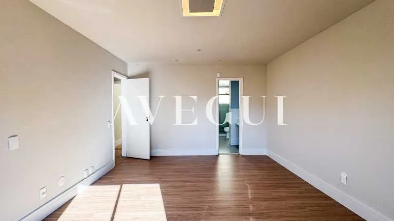 Unfurnished apartment with 4 bedrooms and tall windows — photo 17
