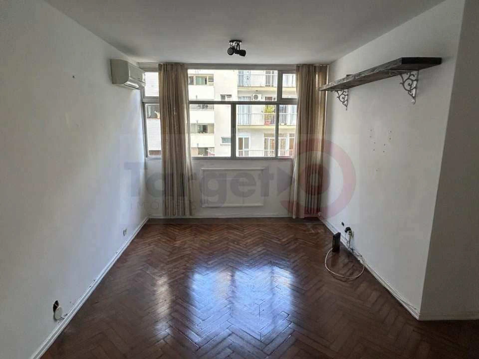 2-bedroom apartment with wood or laminate floors — photo 8
