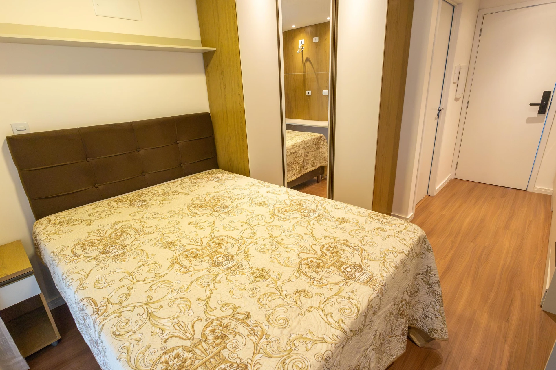28 m² studio with a home office and a glass-enclosed balcony — photo 16