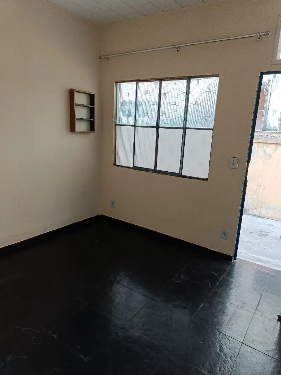 Unfurnished studio with a gas stove and laundry area — photo 8