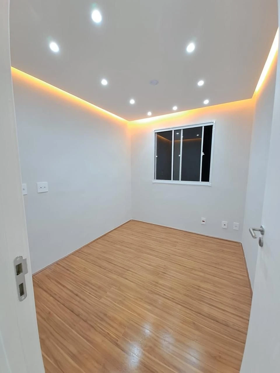 2-bedroom apartment in a building with a gym — photo 3