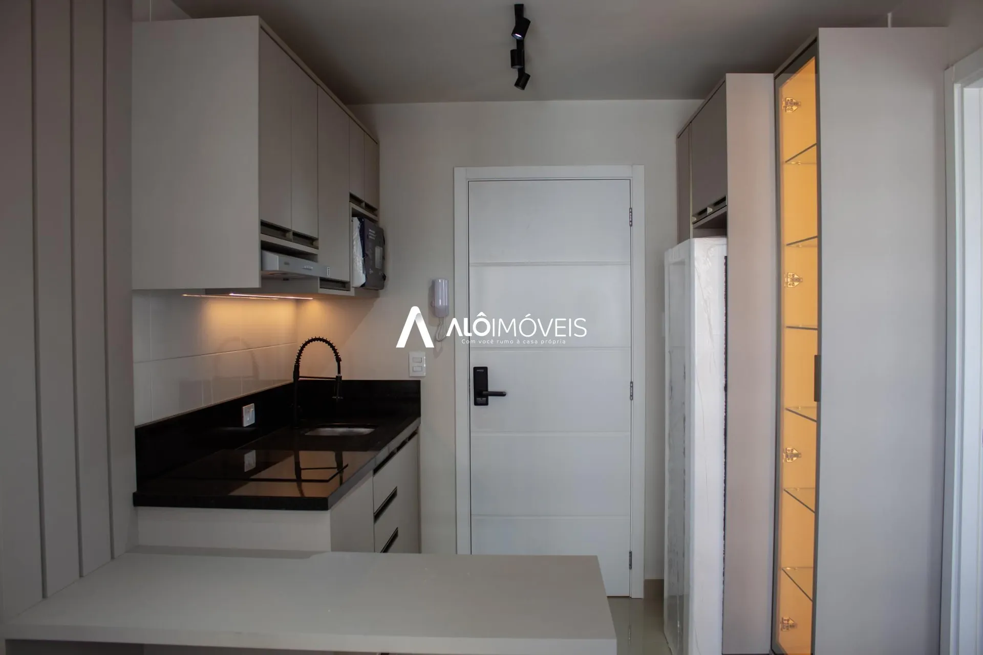 Furnished 1-bedroom apartment with open-plan kitchen — photo 3
