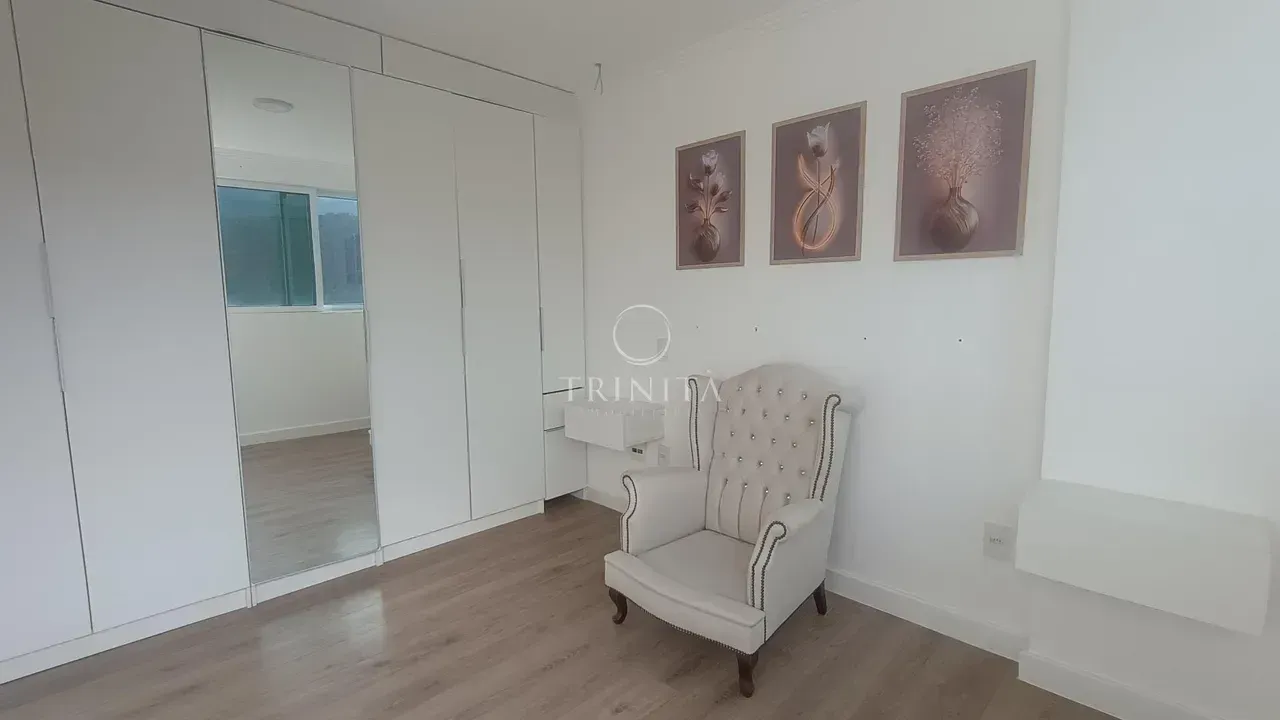2-suite apartment with enclosed balcony and open-plan kitchen — photo 19