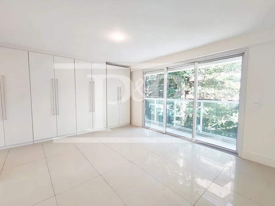4-bedroom apartment with balcony, 300 m² — photo 3