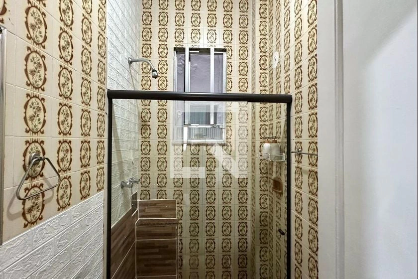 Apartamento de 2 quartos com piso de madeira ou laminado — photo 24