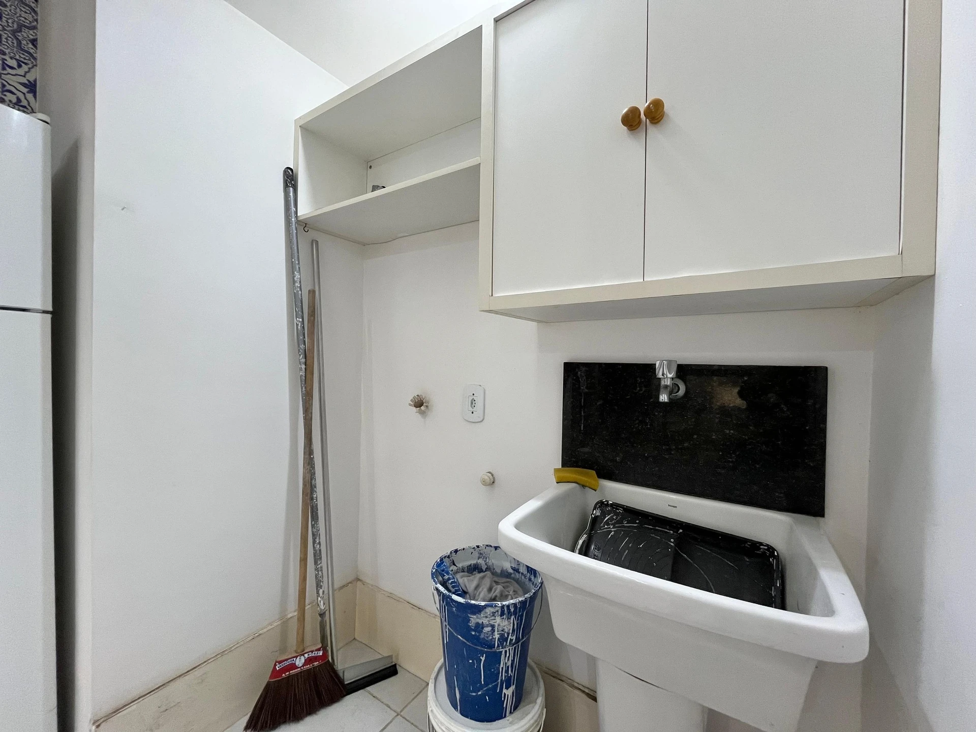 One-bedroom apartment with a washing machine — photo 13
