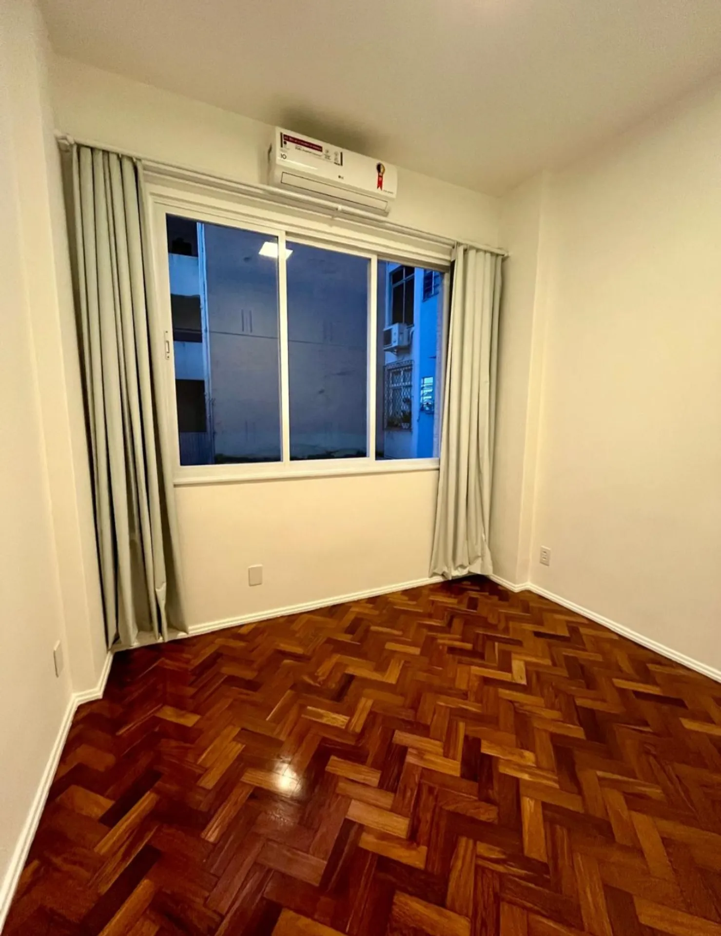 Wood or laminate floors in a one-bedroom apartment, 45 m² — photo 16