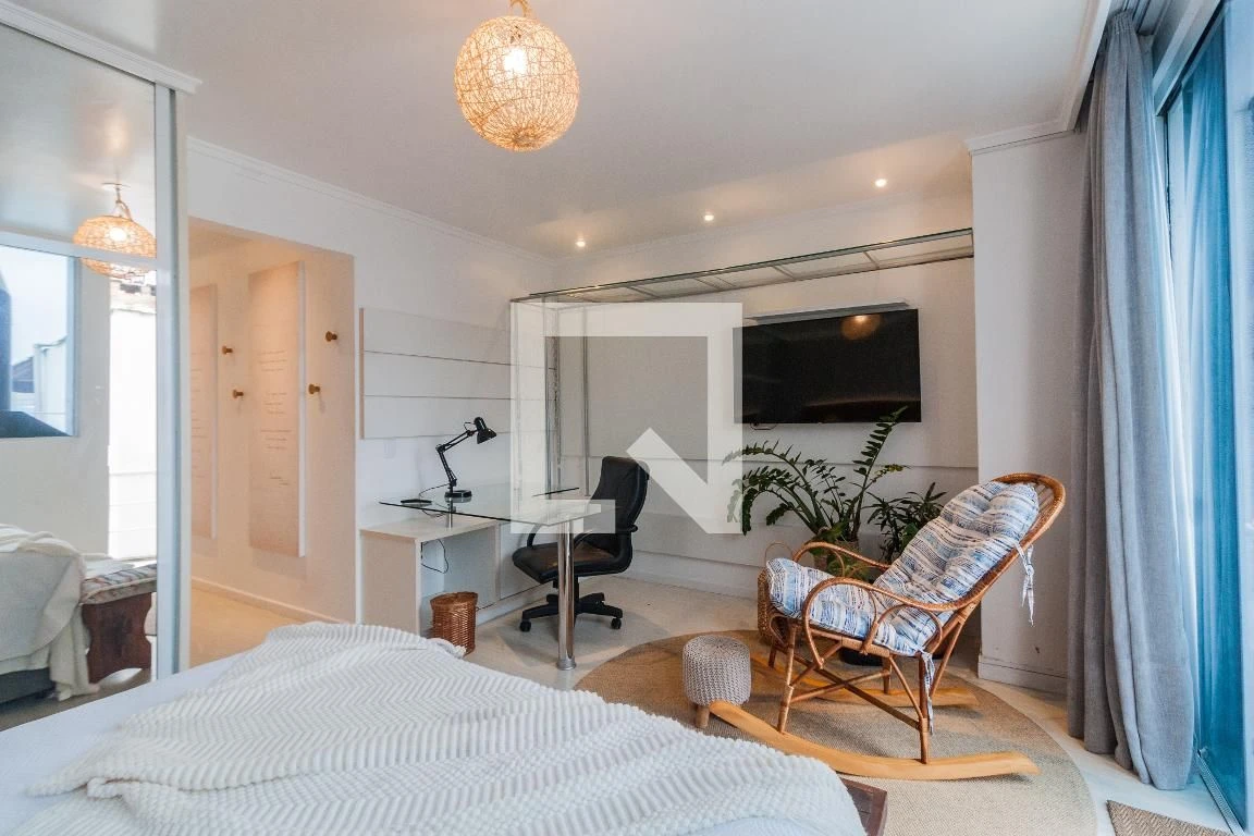 Furnished studio in a building with a pool — photo 15