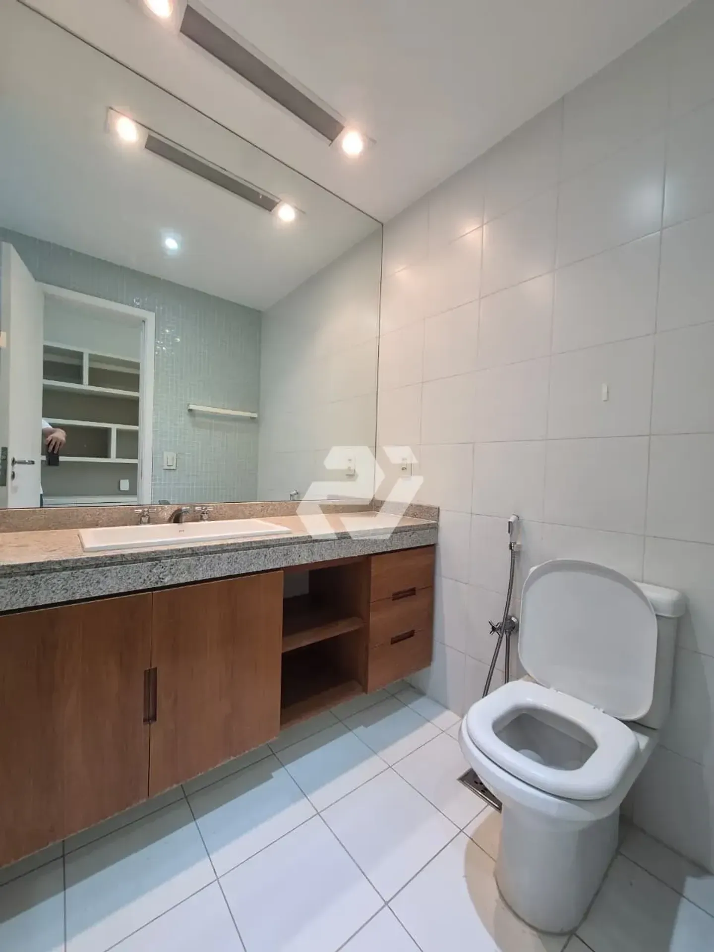 4-bedroom apartment with an enclosed glass balcony — photo 19