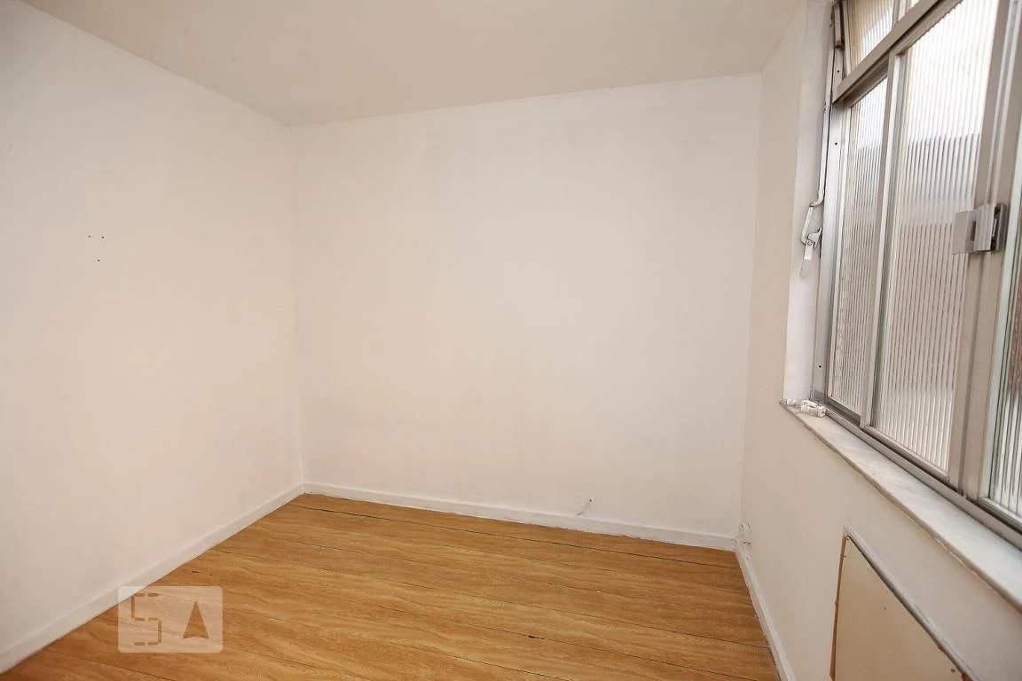 Wood or laminate floors in a 3-bedroom apartment, 88 m² — photo 15