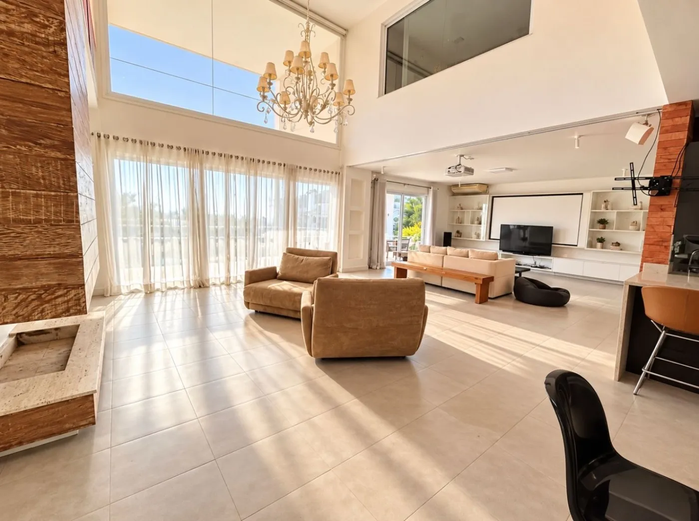 4-bedroom house with a water view — photo 6