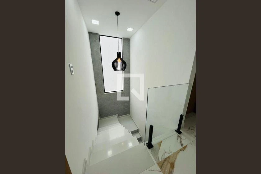 3-bedroom house with a walk-in closet — photo 12
