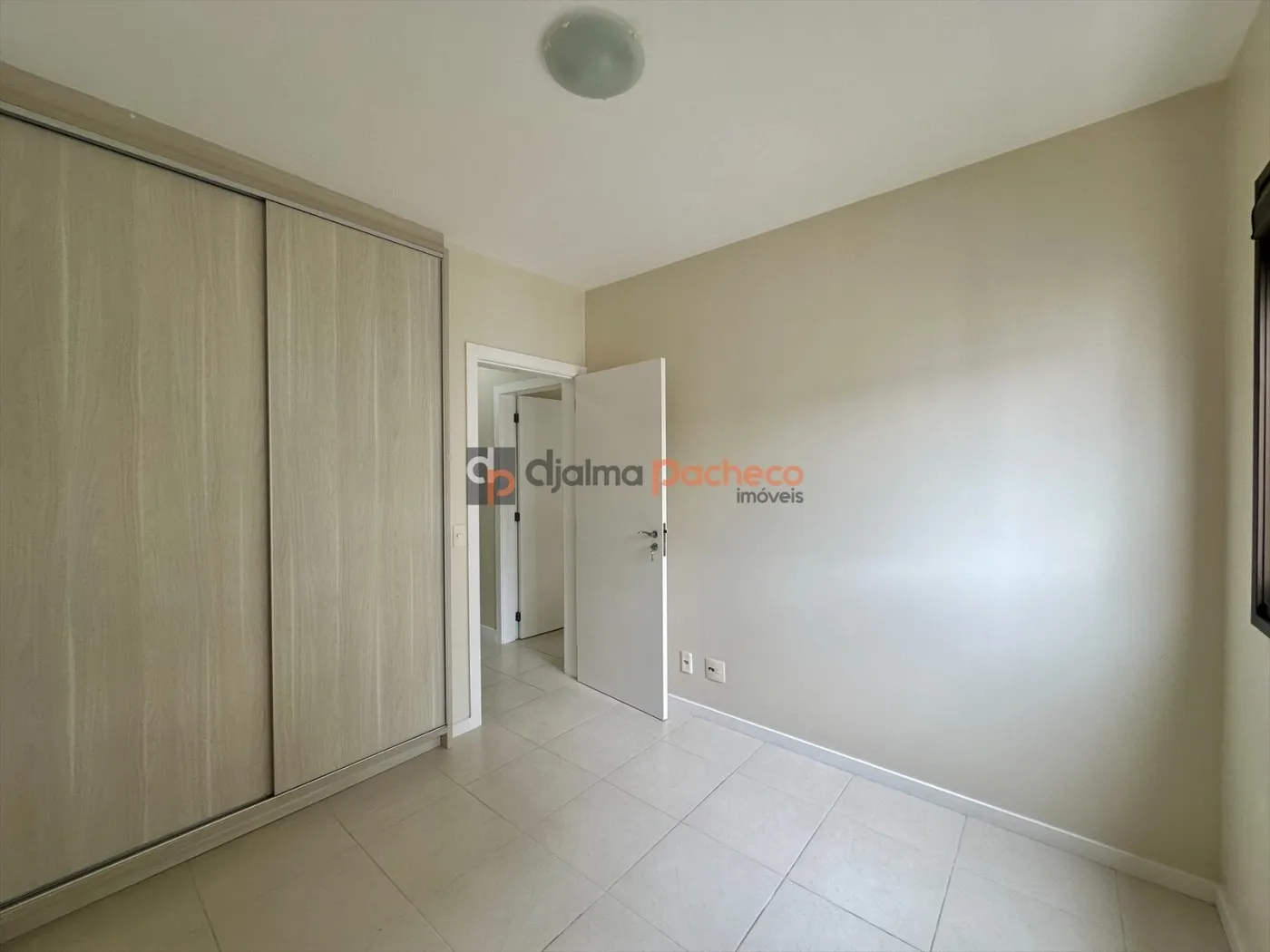 Balcony with a grill in a 2-bedroom apartment, 69 m² — photo 23