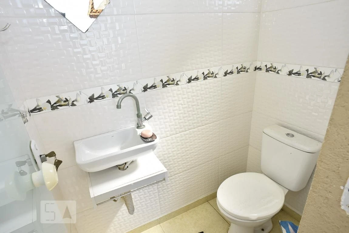 Furnished house with 2 en-suite bedrooms and laundry area — photo 10