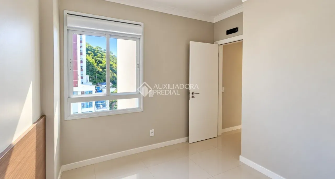 Balcony with a grill in a 4-bedroom apartment, 125 m² — photo 9