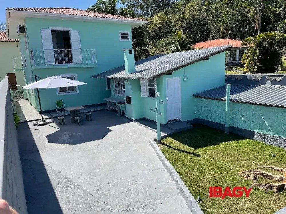 3-bedroom house with a water view in Florianópolis