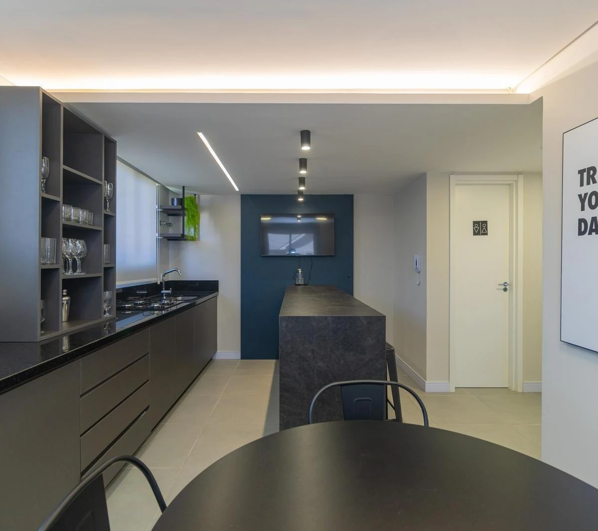 2-bedroom apartment in a building with a gym — photo 3