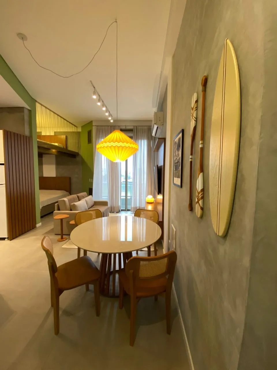 Apartamento mobiliado com 2 quartos e cozinha integrada