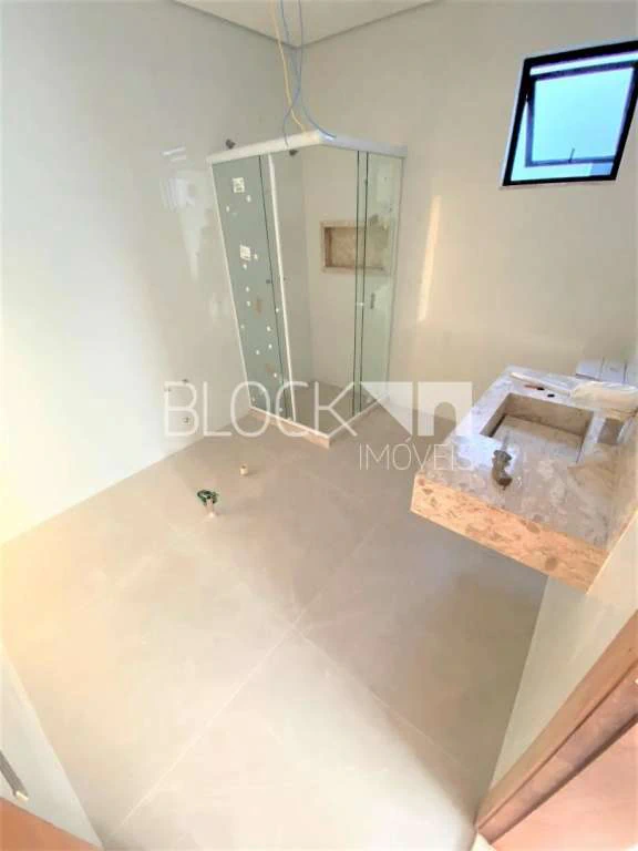 335 m² unfurnished house with 3 en-suite bedrooms — photo 13