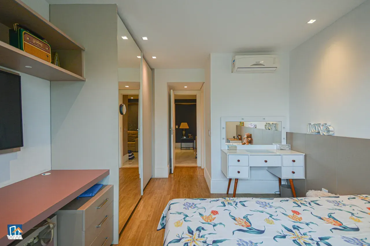 4-bedroom apartment with open-plan kitchen and electric stove — photo 17