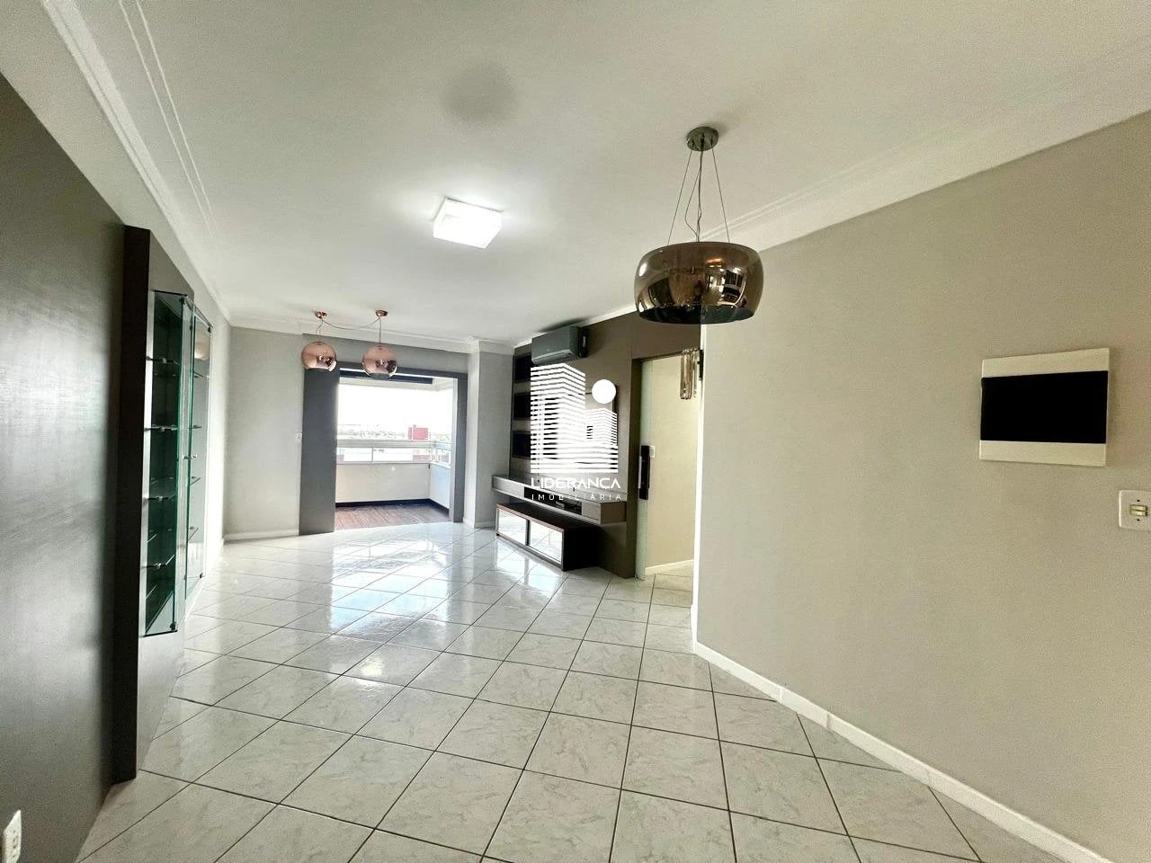 Furnished apartment, 125 m², with a glass-enclosed balcony