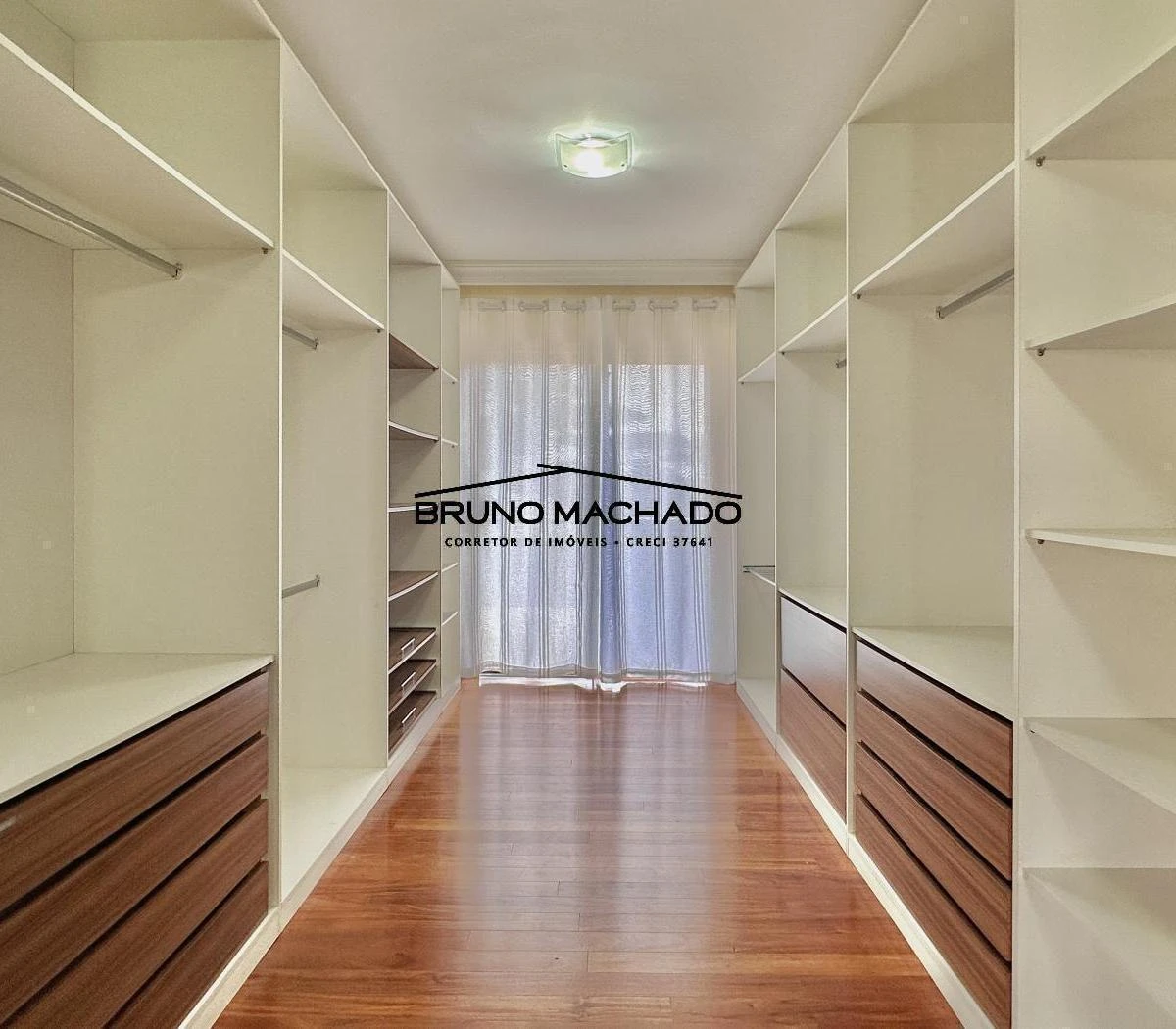 3-bedroom house with a walk-in closet in Curitiba — photo 17