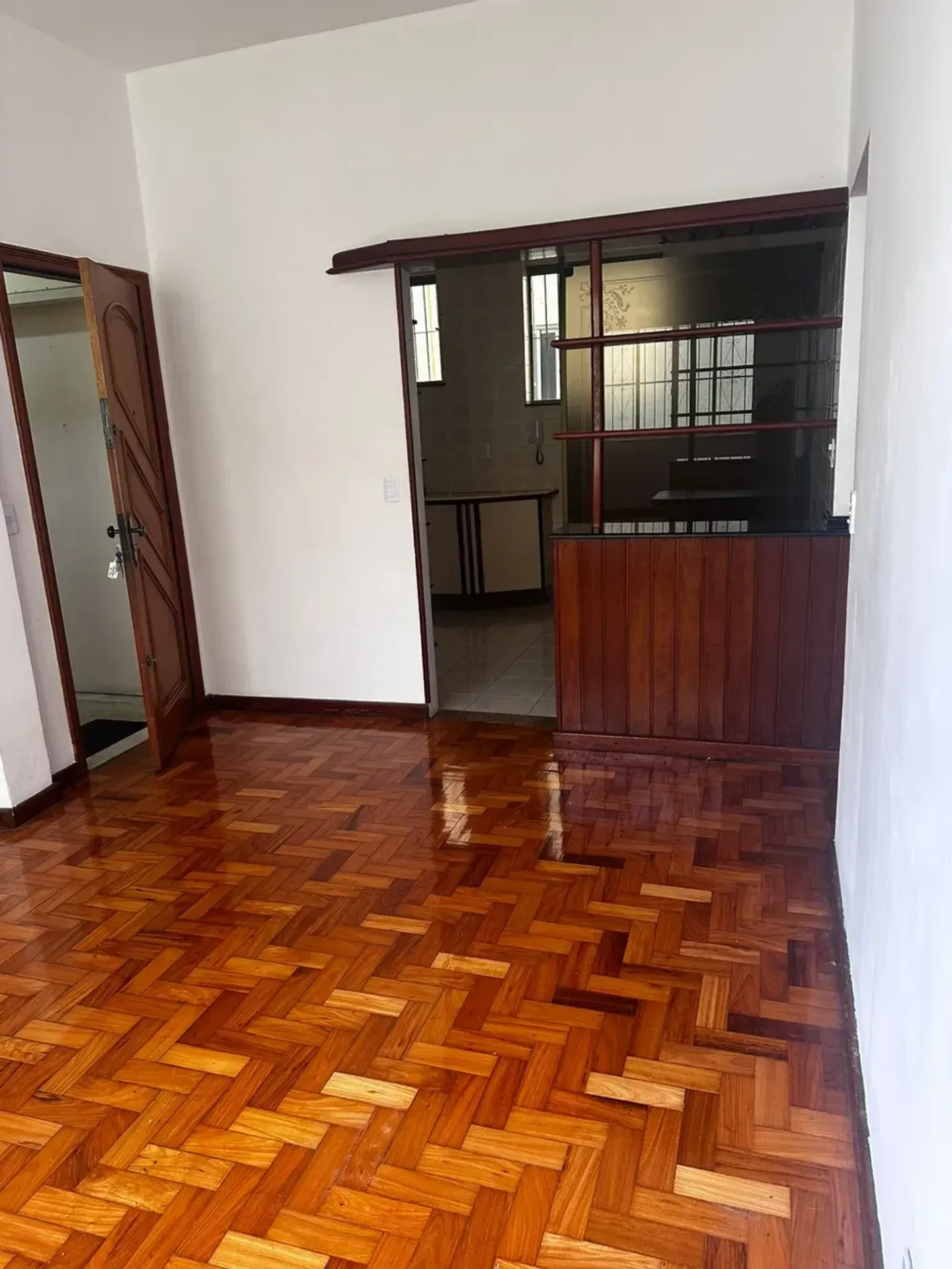 Деревянный пол или ламинат и 2 спальни: квартира 48 м²