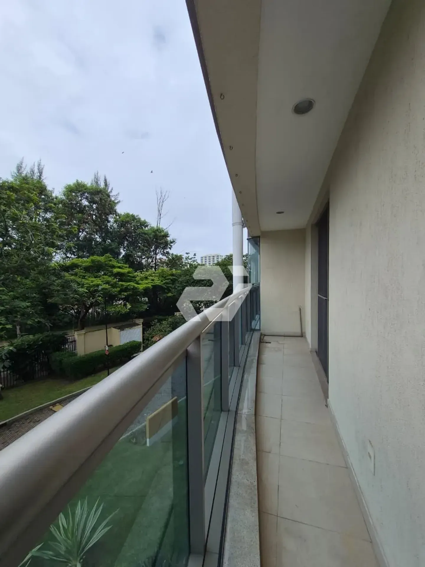 4-bedroom apartment with an enclosed glass balcony — photo 20
