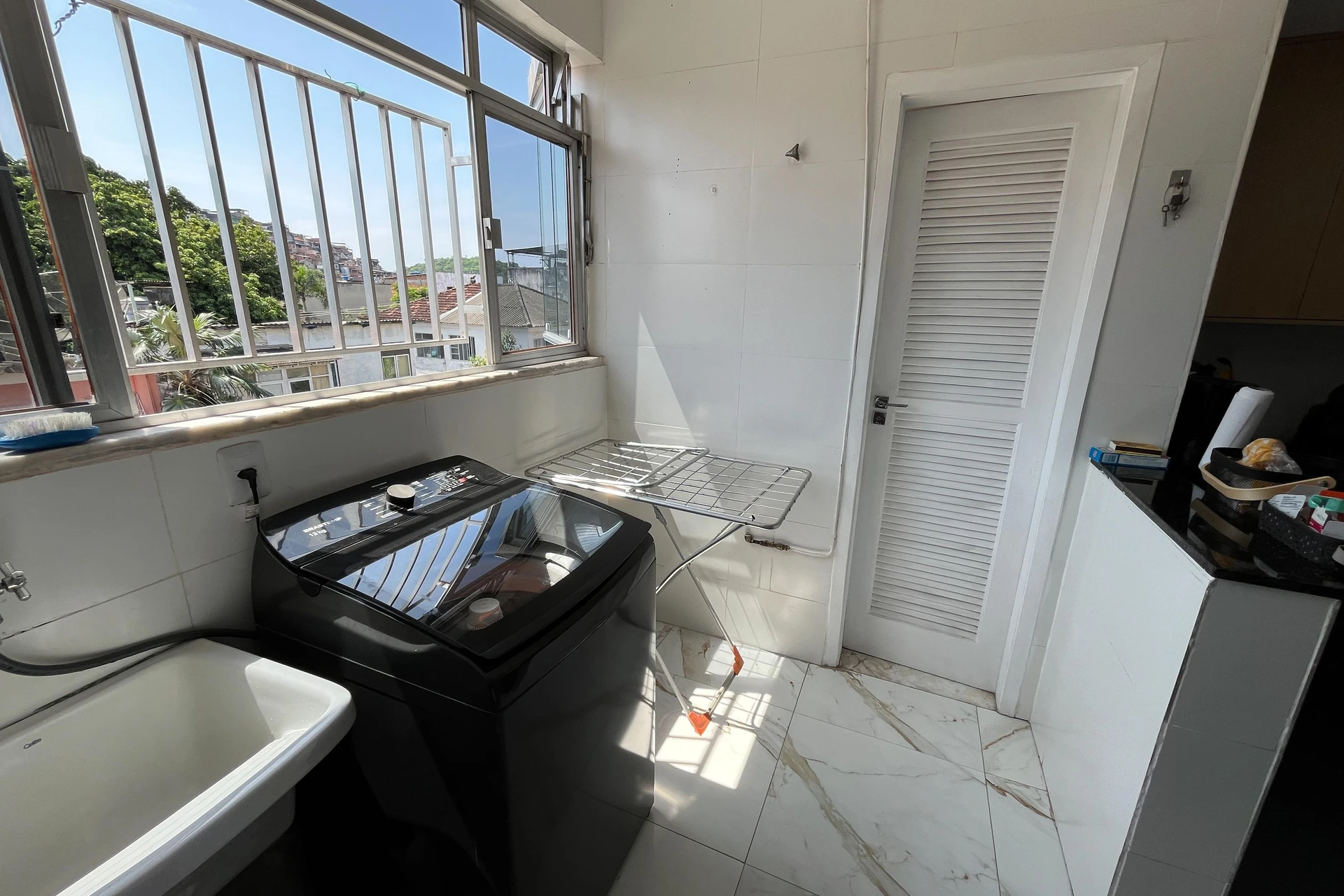 Glass-enclosed balcony in a 3-bedroom apartment, 131 m² — photo 21