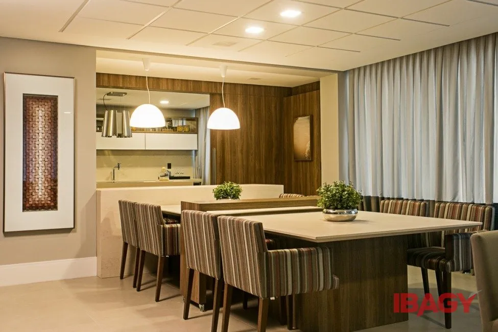 Furnished 2-suite apartment with enclosed balcony — photo 46
