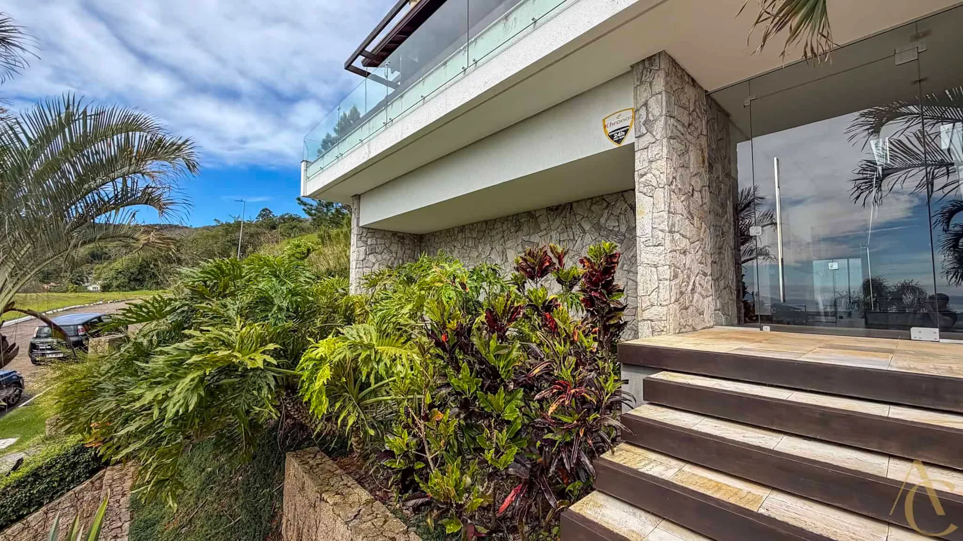 Furnished house, 689 m², with a grill on the balcony — photo 90