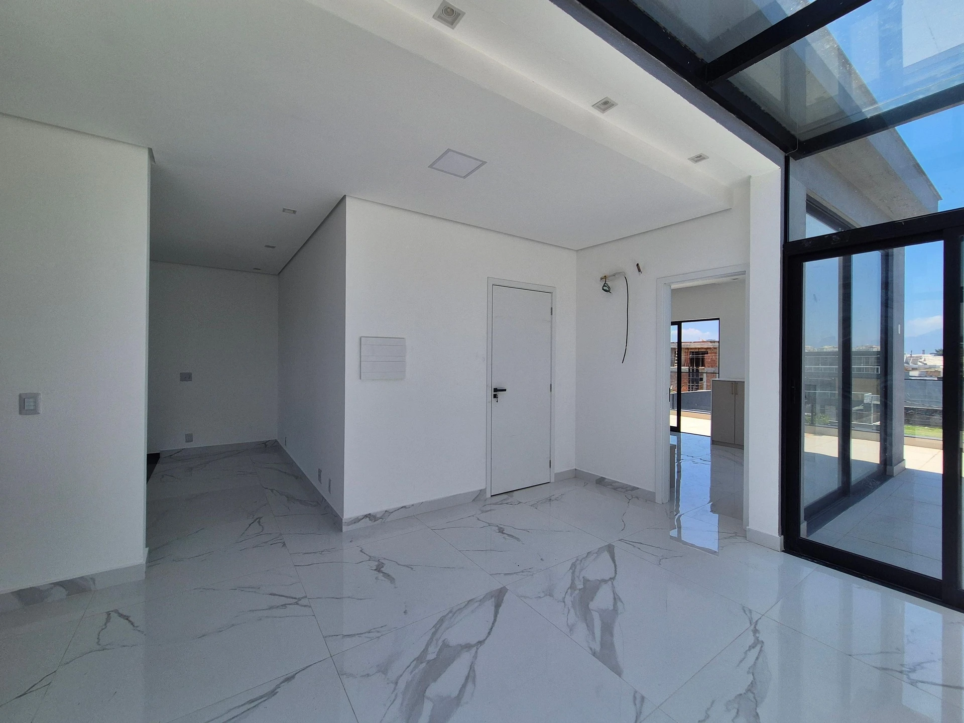 Ventanales de piso a techo y 5 dormitorios: casa de 403 m² — photo 15