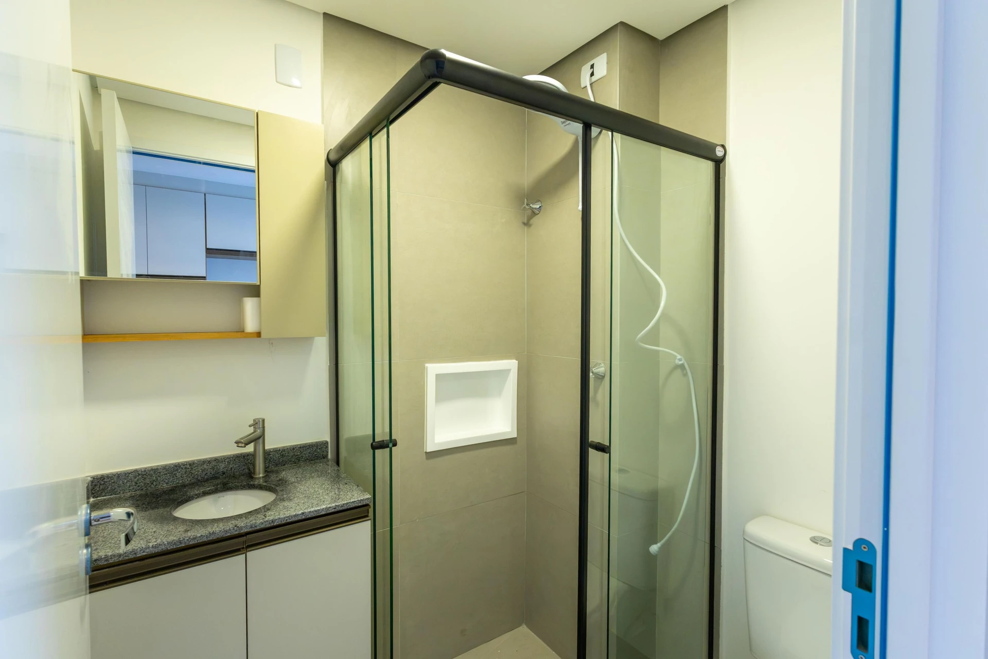 28 m² studio with a home office and a glass-enclosed balcony — photo 24