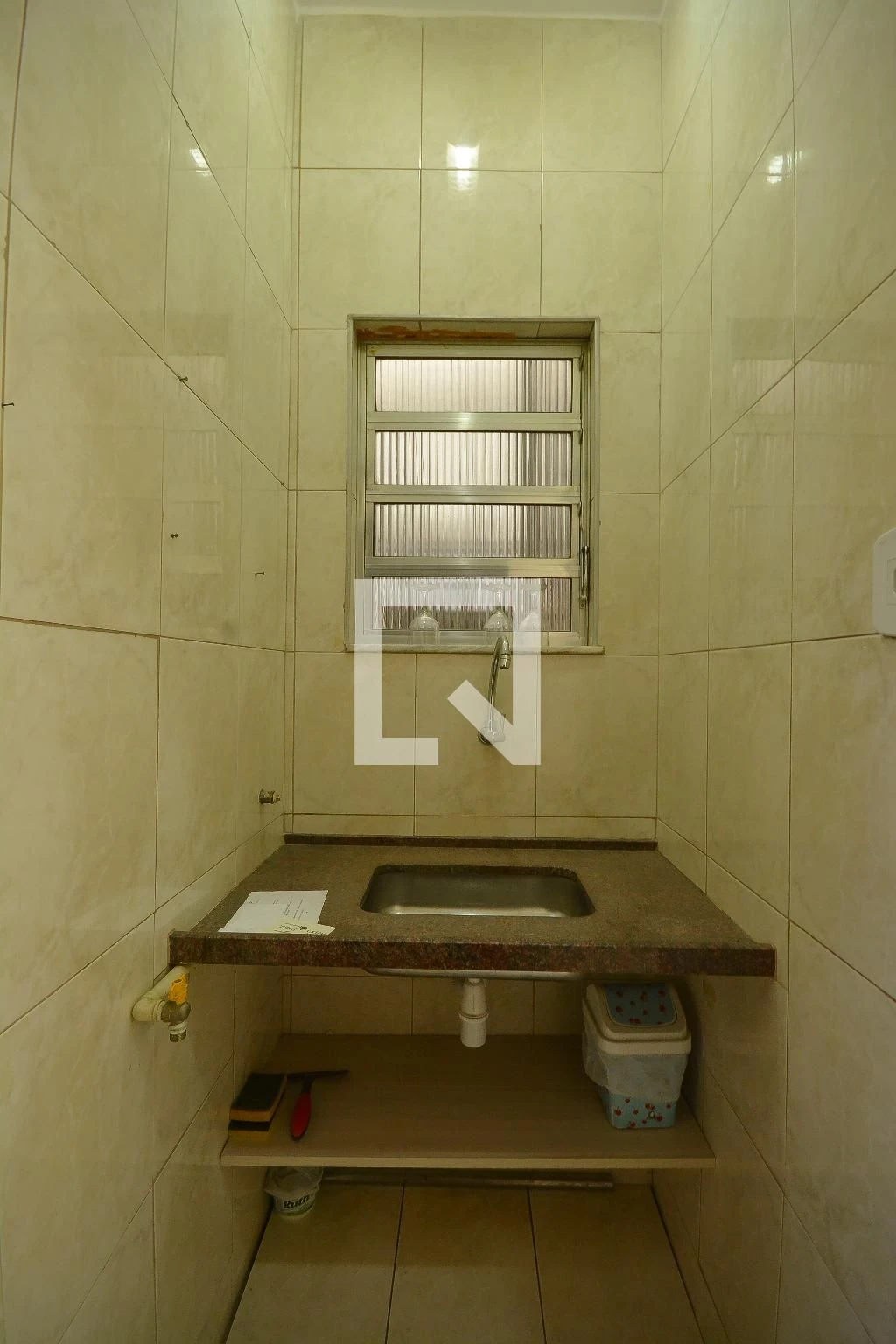 Apartamento sem mobília com vista da janela e 1 quarto — photo 17