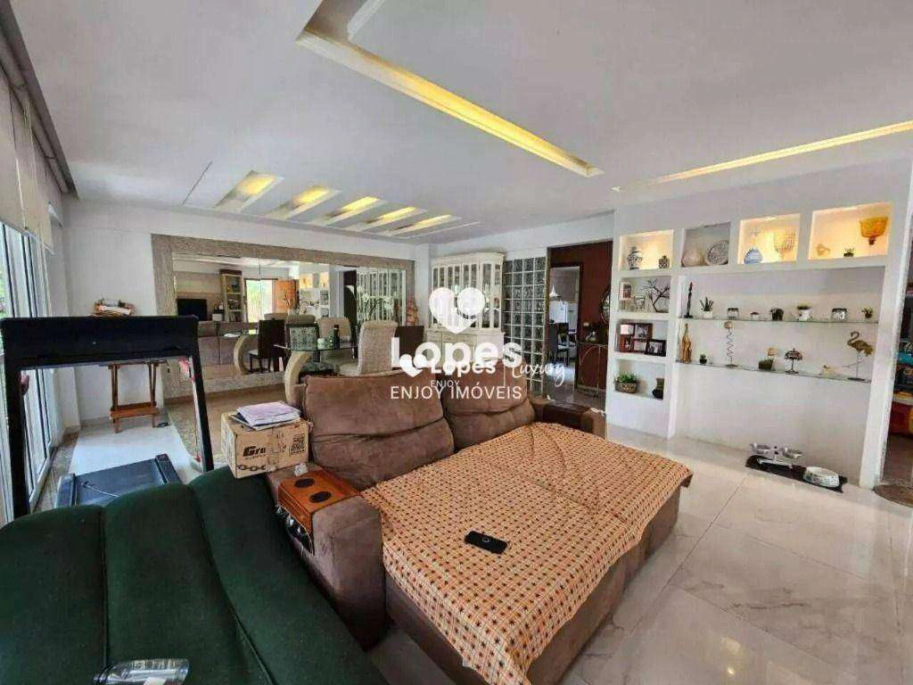 5-bedroom house with a glass-enclosed balcony — photo 8