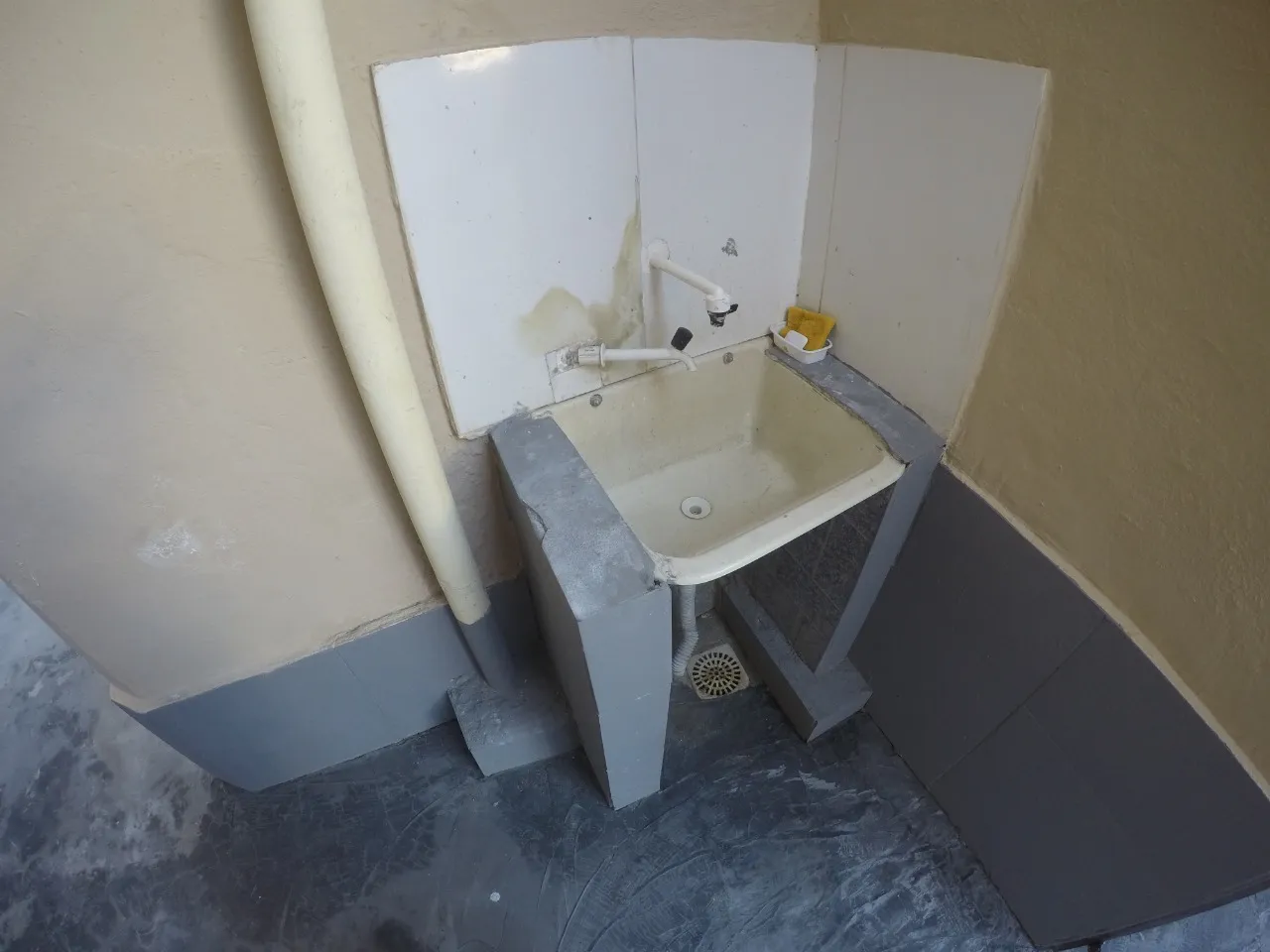 Casa residencial sem vaga e 1 quarto com piso em azulejo — photo 3