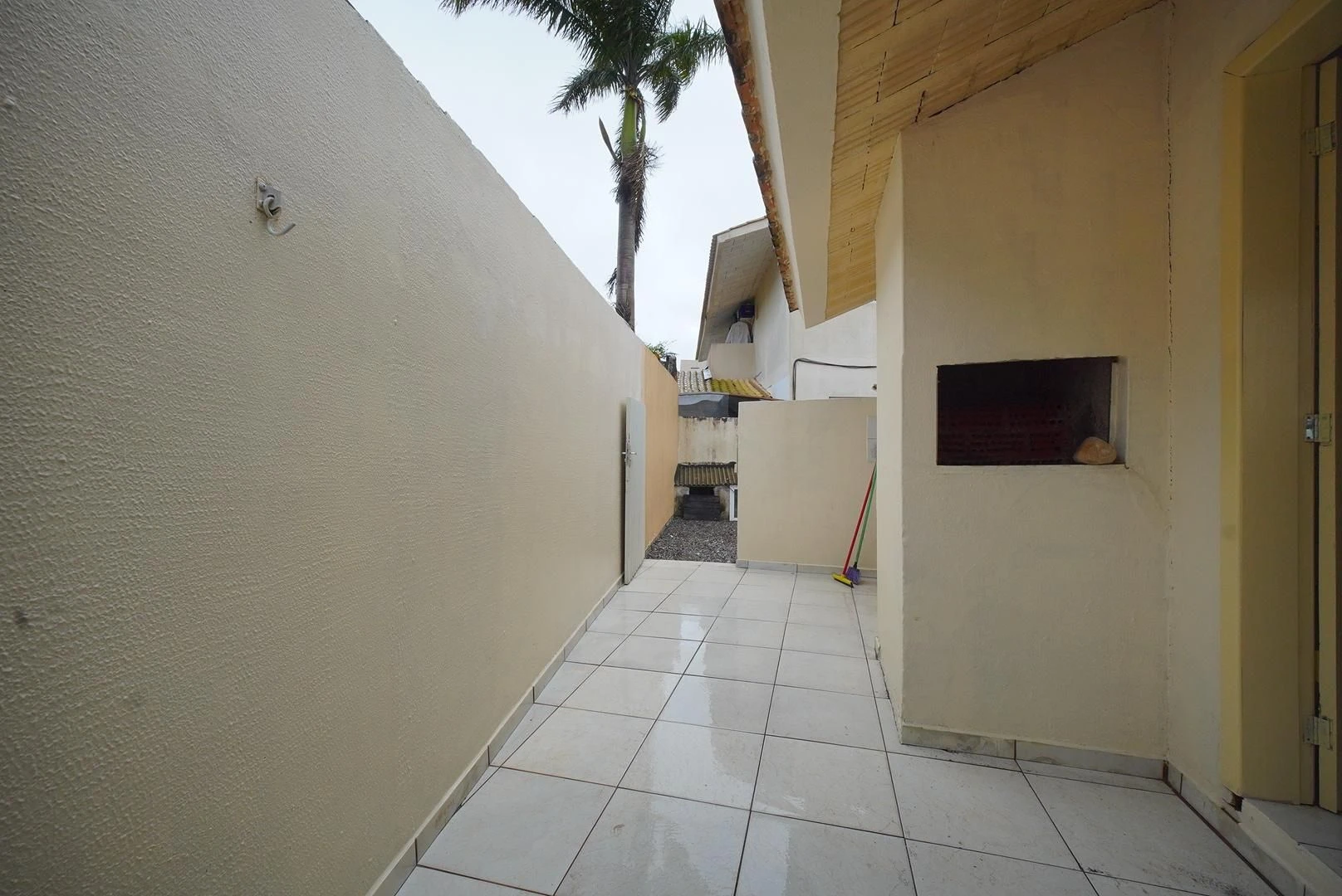 One-bedroom house with a garden — photo 3