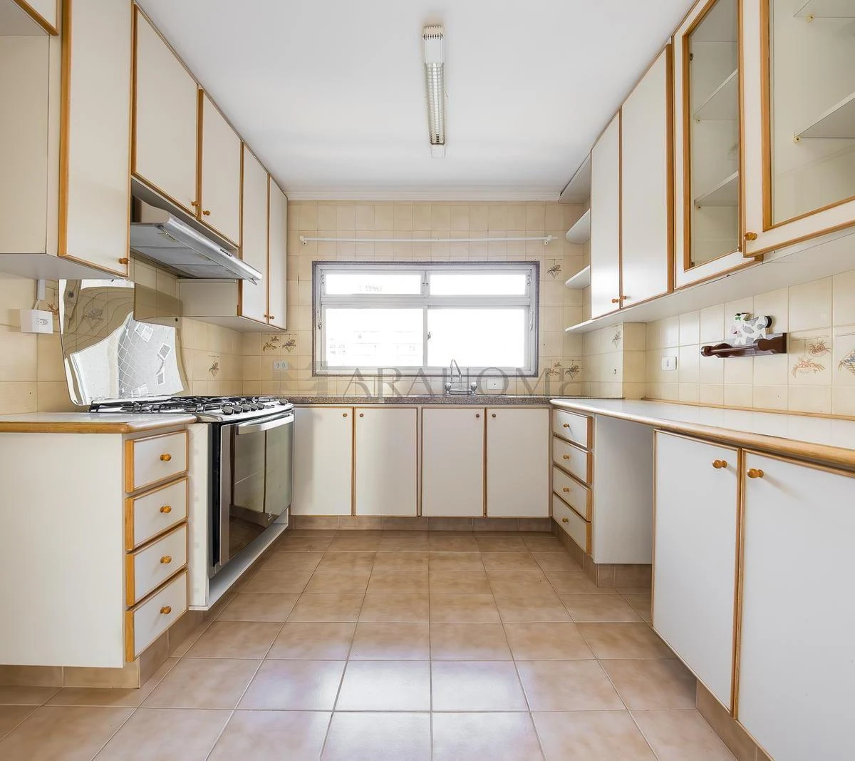 4-bedroom apartment with a bathtub in Curitiba — photo 9
