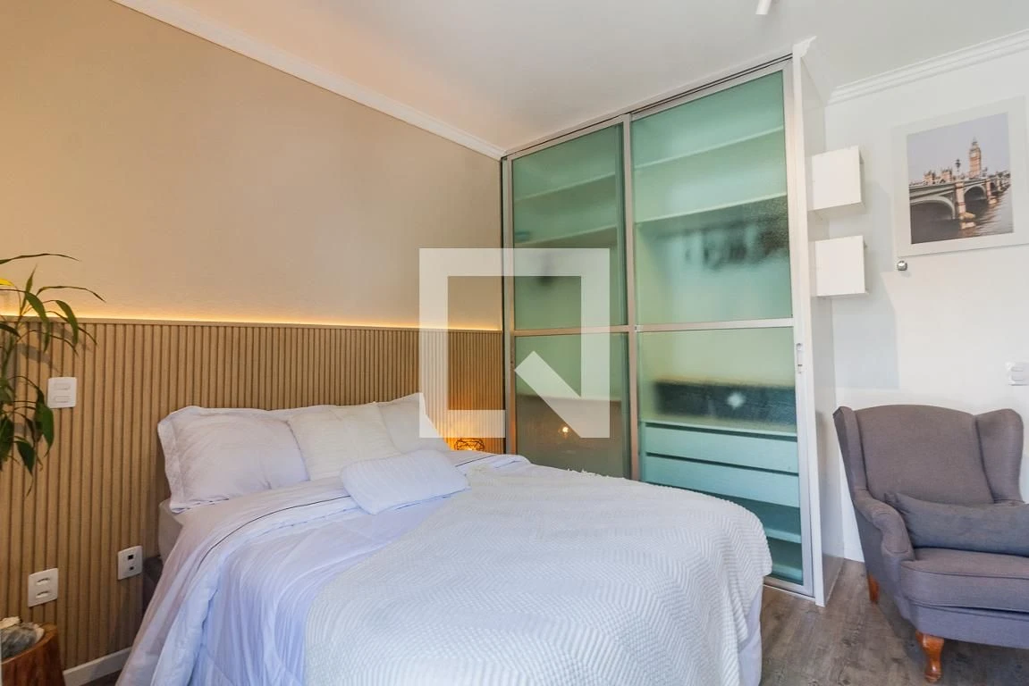 Furnished studio in a building with a pool — photo 11