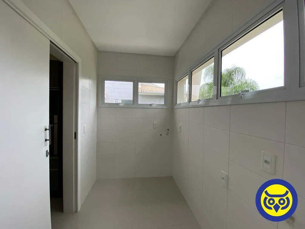 3-bedroom house with a water view — photo 4