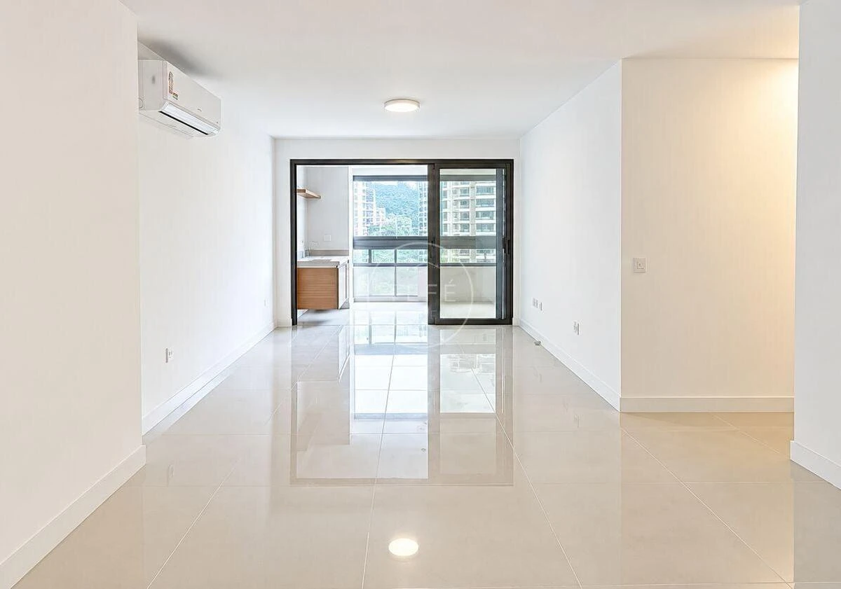 Glass-enclosed balcony in a 4-bedroom apartment, 123 m²