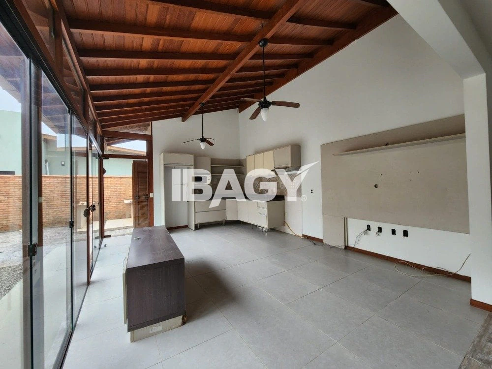 Casa térrea com 4 dormitórios e 488 m² de área